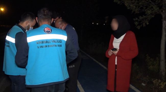 PCR testi pozitif olan genç bir kadın, polislere tepki gösterdi