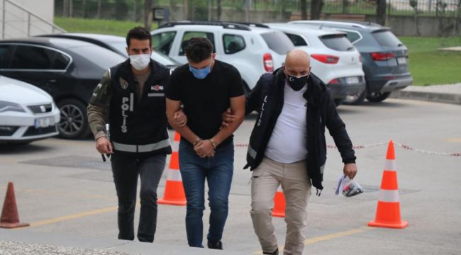 Polisin kovalamaca sonrası yakaladığı araçtan 215 bin 625 adet uyuşturucu hap ele geçirildi