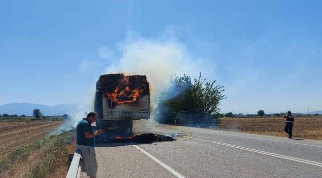 Saman yüklü tır cayır cayır yandı