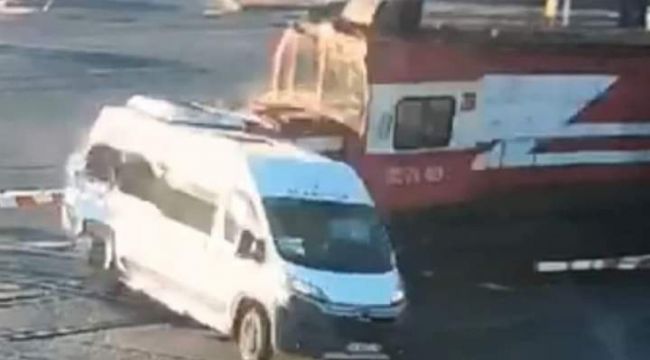 Servis ile trenin çarpıştığı kazada sürücü tutuklandı