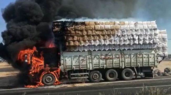 Seyir halindeki saman yüklü kamyon alev alarak yandı