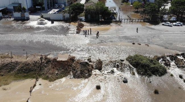 Sultanbeyli'de İSKİ'ye ait su borusu patladı