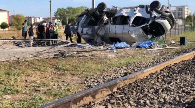 Tekirdağ’da işçi servisiyle tren çarpıştı