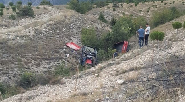 Traktör şarampole devrildi,2 kişi hayatını kaybetti