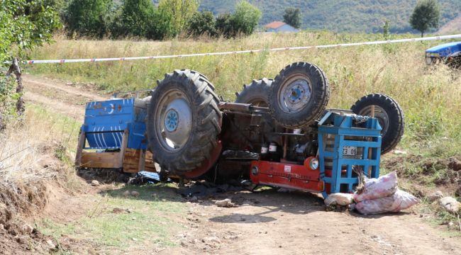 Traktörün altında kalan sürücünün eşi hayatını kaybetti