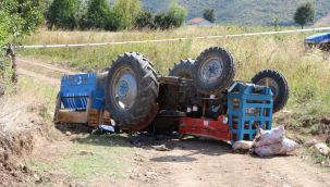 Traktörün altında kalan sürücünün eşi hayatını kaybetti