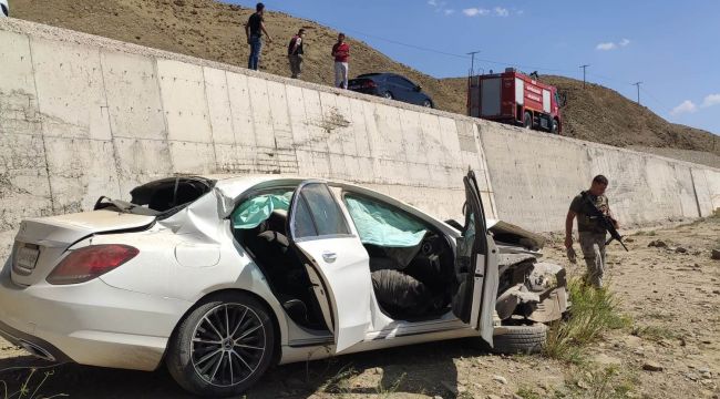 Van'da otomobil şarampole yuvarlandı