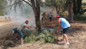 Vatandaşlar ellerinde dallar ve yerden topladıkları kumlarla yangına müdahale etti