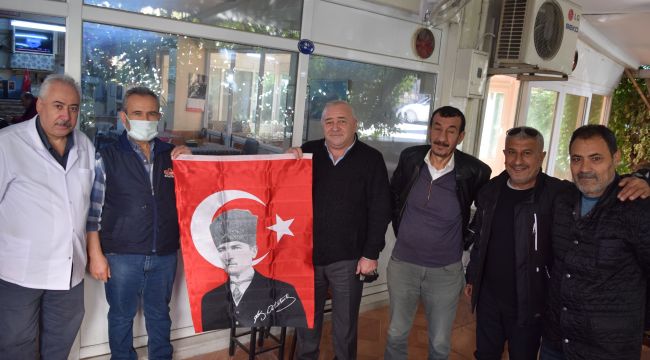 ALİAĞA'DA İŞ YERLERİNE TÜRK BAYRAĞI DAĞITILDI