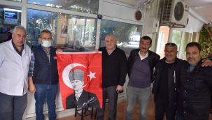 ALİAĞA'DA İŞ YERLERİNE TÜRK BAYRAĞI DAĞITILDI