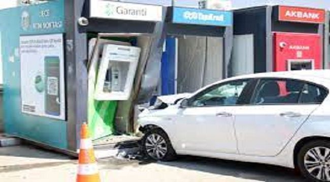 Ankara'da otomobil, ATM'ye ok gibi saplandı