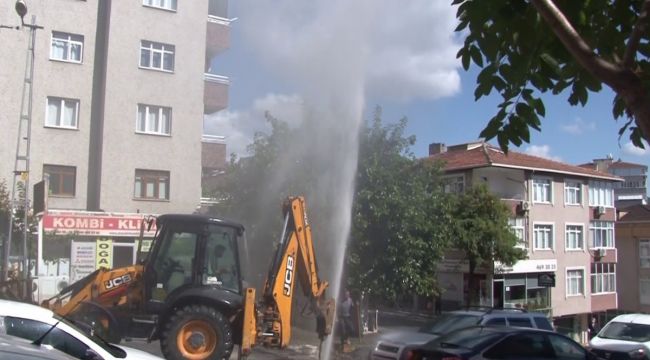 Ataşehir'de İSKİ çalışması sırasında boru patladı, su metrelerce yükseğe fışkırdı