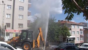 Ataşehir'de İSKİ çalışması sırasında boru patladı, su metrelerce yükseğe fışkırdı