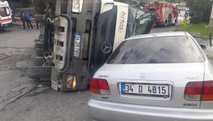 Bahçelievler'de beton mikseri, park halindeki otomobilin üzerine devrildi