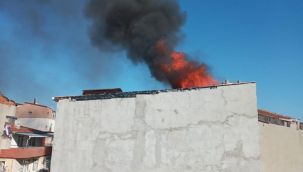 Bahçelievler’de çatı katında çıkan yangın mahalleliyi sokağa döktü