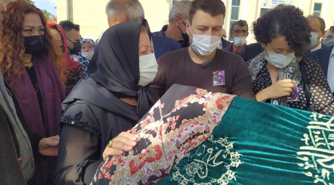 Boynundan bıçaklanarak öldürülen genç kadın son yolculuğuna uğurlandı