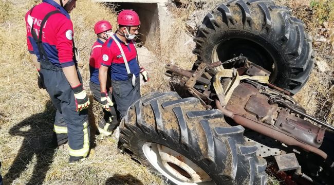 Devrilen traktörünün altında hayatını kaybetti