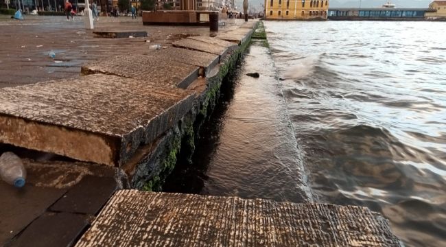 FIRTINA YÜZLERCE KİLOLUK BETON BLOKLARI SÖKTÜ