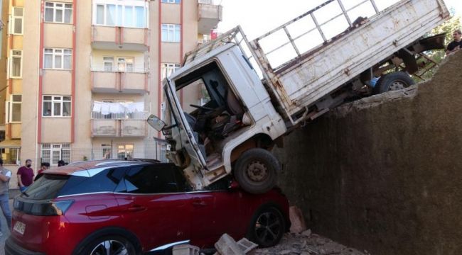 Freni boşalan kamyonet park halindeki otomobili hurdaya çevirdi