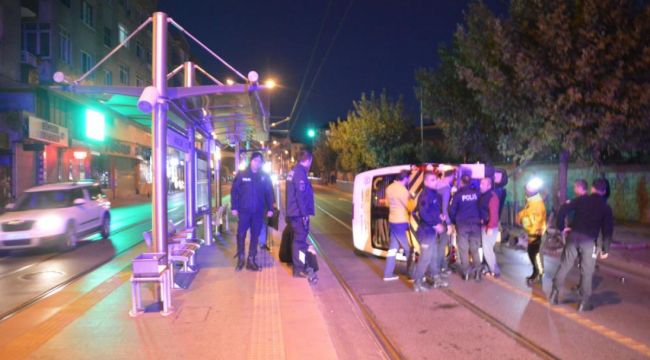 Güngören'de servis minibüsü tramvay yoluna devrildi