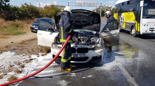 Hareket halindeki otomobil alev alev yandı