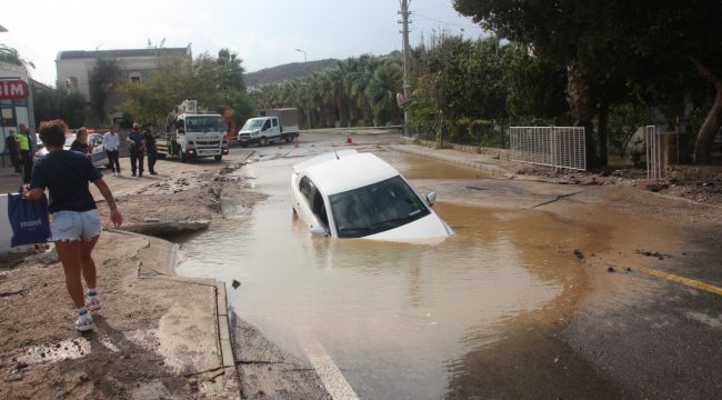 İsale hattı patladı, çukura otomobil düştü