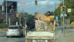 Kamyonetin kasasında hayatlarını hiçe saydılar