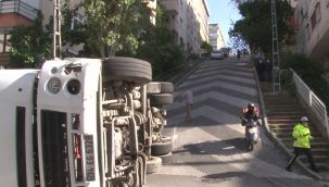 Maltepe'de hurda yüklü kamyon kontrolden çıkarak devrildi