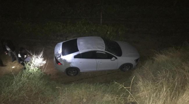 Manisa'da direksiyon hakimiyetini kaybeden otomobil üzüm bağına uçtu