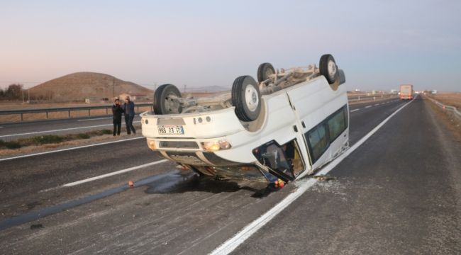 Niğde'de tarım işçilerini taşıyan minibüs devrildi