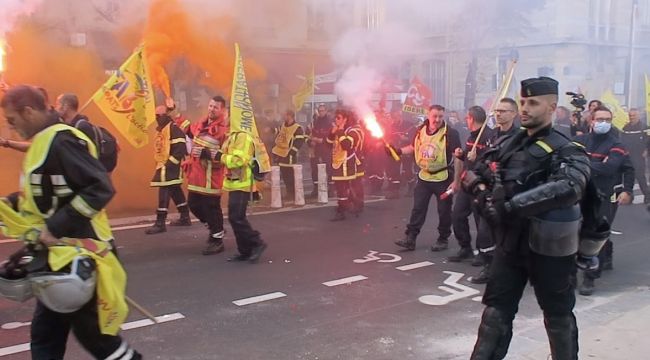 Paris'te yüzlerce öfkeli itfaiyeciden, ses ve sis bombalı protesto gösterisi