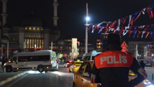 Polisin denetlediği taksiciye yoldan geçen kadından küfürlü tepki