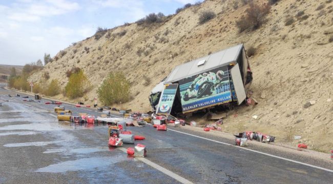 Sivas'ta madeni yağ dolu kamyon devrildi