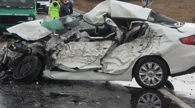 Tır ile çarpışan otomobilin sürücüsü sıkışarak can verdi