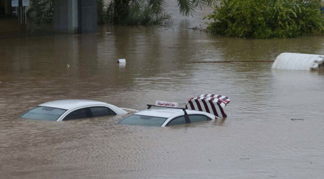 Umman'ı vuran tropik fırtınada can kaybı 3'e yükseldi