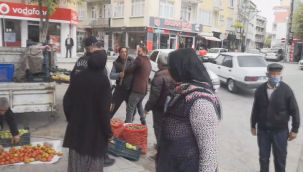 Zabıtayı görünce eline aldığı sopayla diğer seyyar satıcının üzerine yürüdü