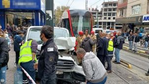 Zeytinburnu'nda tramvay Panelvanla çarpıştı