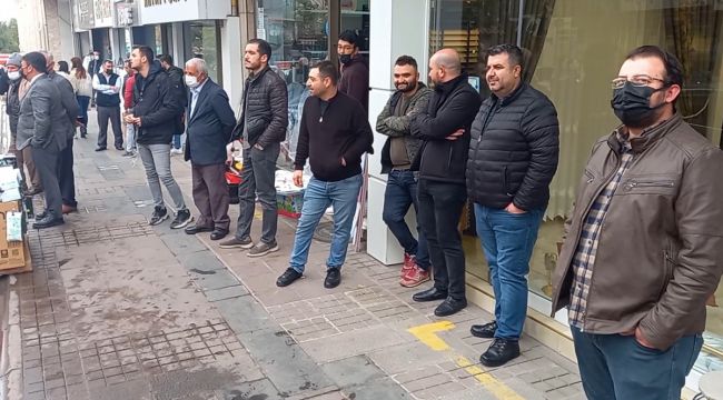 3 yaşındaki çocuk, doğal gaz kombisine dayalı kanepeyi yaktı