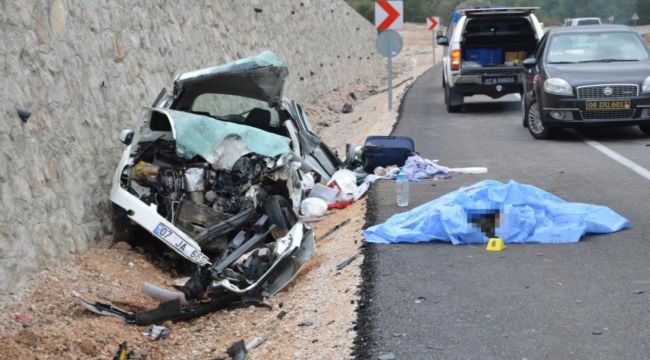 Antalya'da otomobil ve minibüs kafa kafaya çarpıştı