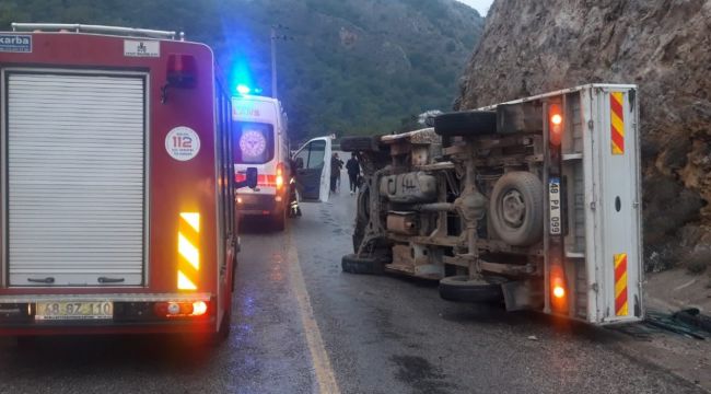 Araç içerisinde sıkışan sürücüyü itfaiye kurtardı