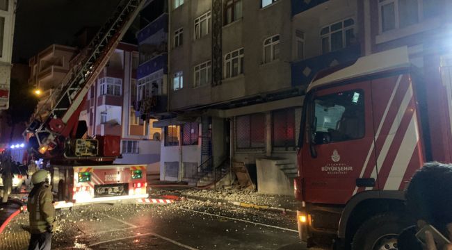 Bağcılar'da 5 katlı binanın çatısında korkutan yangın