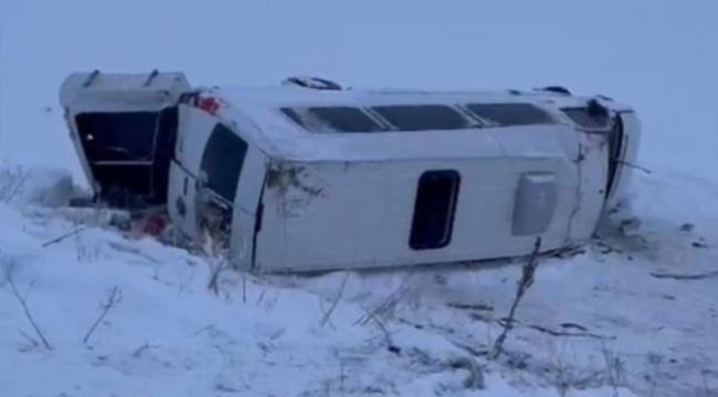 Cenazeden dönenleri taşıyan minibüs şarampole yuvarlandı