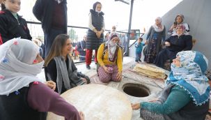 EFES SELÇUK'TA KADINLAR PİŞİRİRKEN KAZANACAK