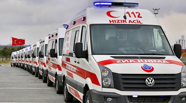 Emniyet şeridini ihlal eden sürücüler ambulansa zor anlar yaşattı