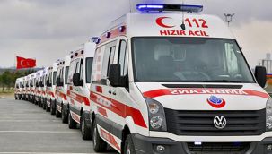 Emniyet şeridini ihlal eden sürücüler ambulansa zor anlar yaşattı