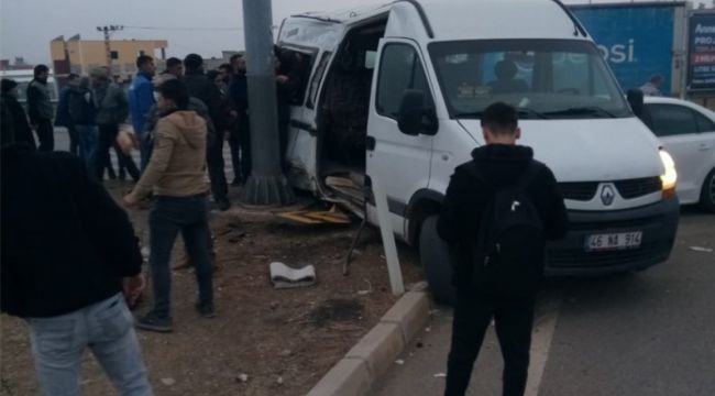 Gaziantep'te öğrenci minibüsü ile otomobil çarpıştı