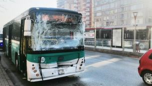 Halk otobüsü durakta bekleyen otobüse çarptı