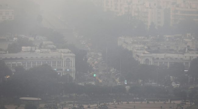 Hindistan'da tehlikeli seviyeye yükselen hava kirliliği eğitime ara verdirdi