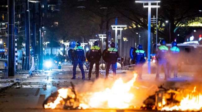 Hollanda'da Covid-19 protestosu çatışmaya dönüştü