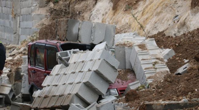 Kahramanmaraş'ta istinat duvarı araçların üzerine düştü